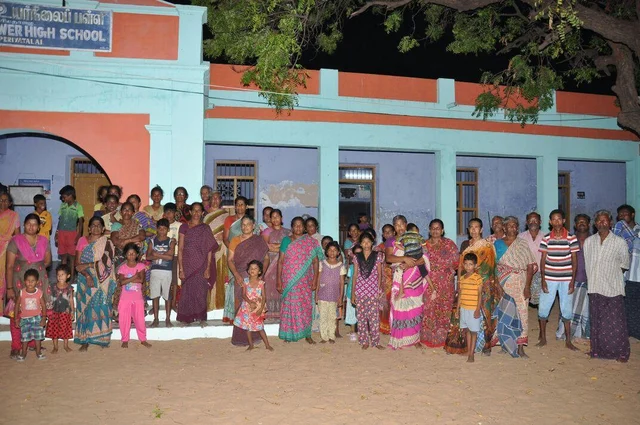 பெரியதாழையில் கடல் சீற்றத்தால் தடுப்புச்சுவர் உடைப்பு - மக்கள் முகாமில் தங்கவைப்பு