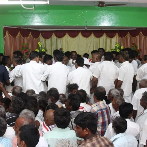 `வேட்டிக்குத் தள்ளுமுள்ளு; வாட்டர் கேன்களில் டீ!’ - ஓ.பி.எஸ் மகன் கூட்டத்தில் நடந்த களேபரம்