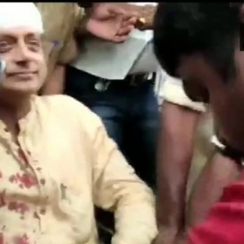 ``இந்திய அரசியலில் இது வளரவேண்டும்!''- நிர்மலா சீதாராமன் சந்திப்பால் சசி தரூர் நெகிழ்ச்சி