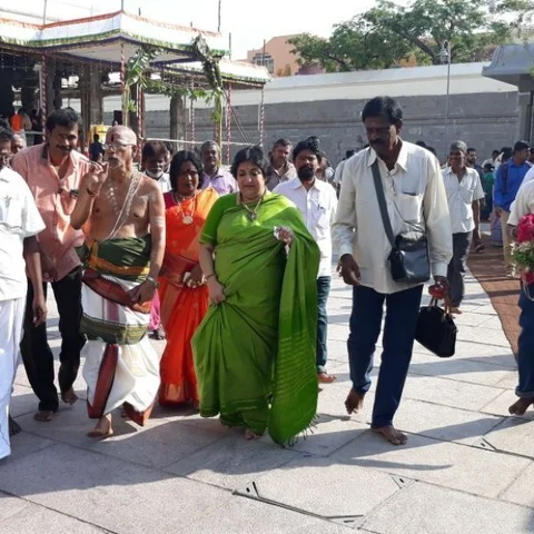 காமாட்சி அம்மன் கோயிலில் லதா ரஜினிகாந்த் தரிசனம்!