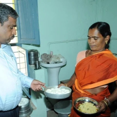 அங்கன்வாடிகளில் வழங்கும் முட்டைகள்குறித்து திருச்சி மாவட்ட ஆட்சியர் திடீர் ஆய்வு