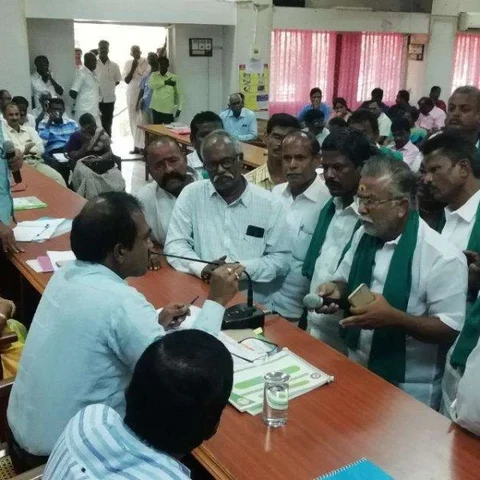 `ஆடு, மாடு குடிக்கத்தான் தண்ணீர் கேட்கிறோம்!’ - சிவகங்கை ஆட்சியரிடம் முறையிட்ட விவசாயிகள்
