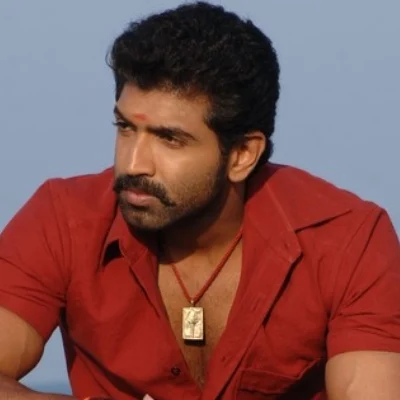 போலீஸ் வாகனம் மீது நடிகர் அருண் விஜய் கார் மோதல்!