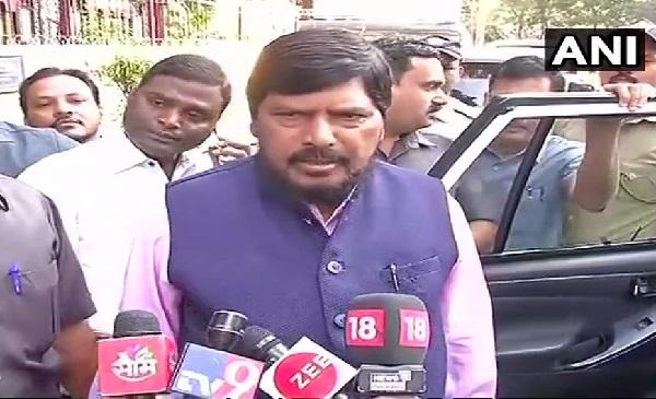 மத்திய அமைச்சரைக் கீழே தள்ளி அறைந்த வாலிபர்! -தர்ம அடி கொடுத்த கட்சியினர்