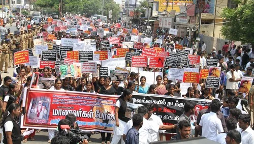 10வது நாளாக பற்றி எரியும் தமிழகம்! (படங்கள்)