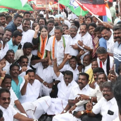 கன்னியாகுமரி எக்ஸ்பிரஸ் கொச்சுவேலி வரை நீட்டிப்பு - ரயில் மறியலில் ஈடுபட்ட எம்.எல்.ஏ-க்கள்