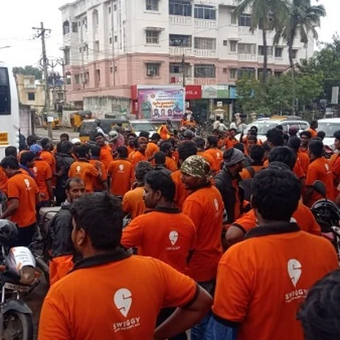 `ஒரே இரவில் இப்படிப் பண்ணிட்டாங்க; எங்க குடும்பம் என்னாகும்?'- ஸ்விக்கி ஊழியர்கள் கண்ணீர்