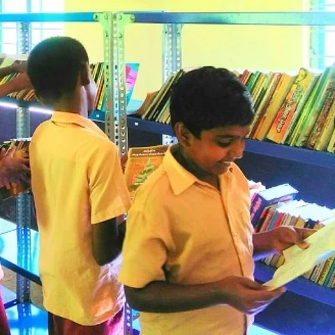 12 லட்சம் ரூபாய் மதிப்பு பொருள்களை அரசுப் பள்ளிக்காகத் திரட்டிய ஆசிரியர்! #CelebrateGovtSchool