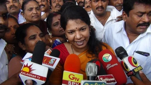 அழகிரி- கனிமொழி திடீர் சந்திப்பு! பின்னணி என்ன?