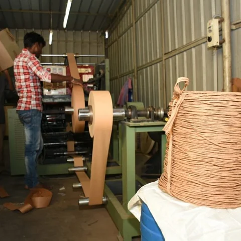 சேல்ஸ் மேன் டு காகிதப்பைத் தயாரிப்பாளர்... - நம்பிக்கை விதைக்கும் கோவை இளைஞர்!