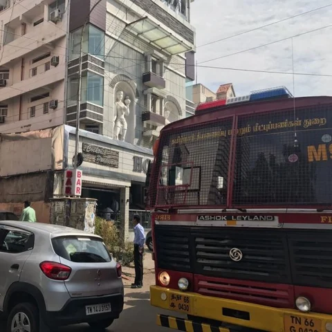 சென்னை புகாரி ஹோட்டல் மாடியில் திடீர் தீ விபத்து!