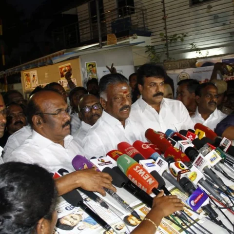`விஜயகாந்த் உறுதியாக இருப்பார்; இன்றோ, நாளையோ முடிவு!’ - ஒரு மணி நேர ஆலோசனைக்குப் பின் ஓ.பி.எஸ்