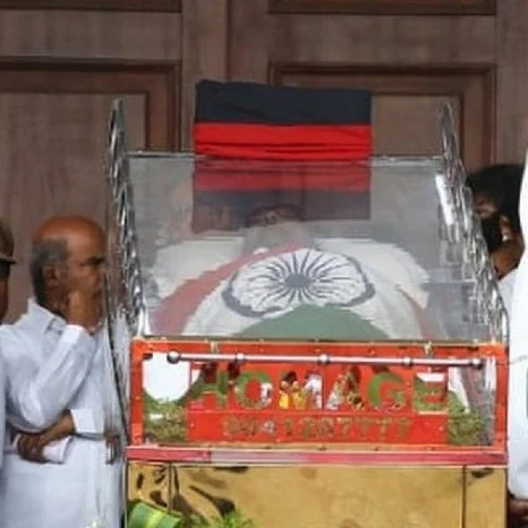 ஸ்டாலினுக்கு வந்த போன்; வலியில் துடித்த அழகிரி! மெரினா தடை தகர்ந்த பின்னணி