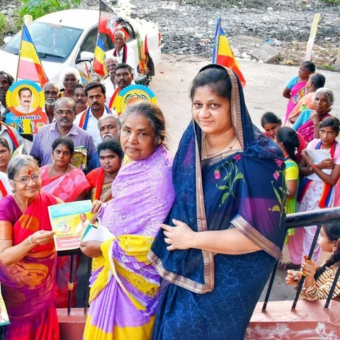மகளிர் அணியினருடன் சேர்ந்து தீவிர பிரச்சாரம் - கணவருக்காக வாக்கு கேட்கும் மனைவி!
