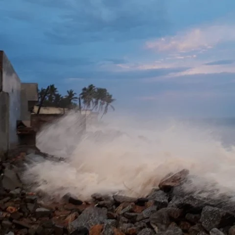 குமரியில் கடல் சீற்றம் - கிராமங்களுக்குள் தண்ணீர் புகுந்ததால் மக்கள் அச்சம்!