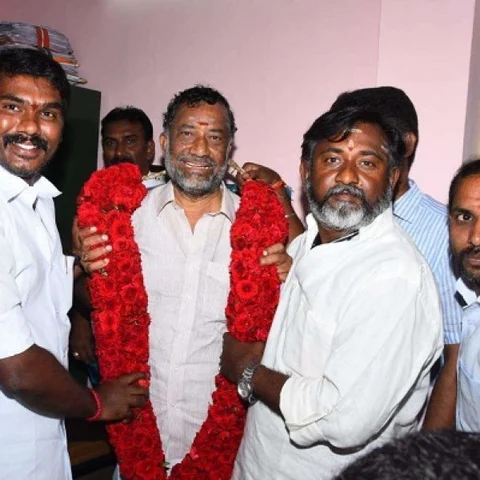 `ஆவின் சேர்மன் பதவியை ஏன் இன்னும் காலி செய்யவில்லை!' - புகழேந்தி கேள்வி