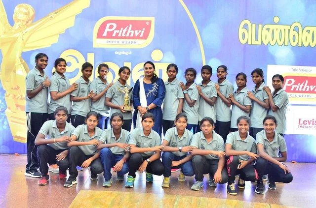 இடது கால் ட்ரிப்பிள்.. மின்னல் வேகம்... பெர்ஃபெக்ட் ஷூட்டிங்... மாரியம்மாள் எனும் மெஸ்ஸி!