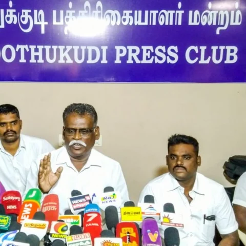 ` நீக்கத்துக்கு ஒரு வரியில் விளக்கம் சொல்லலாமா?' - சீமானைச் சாடும் வியனரசு