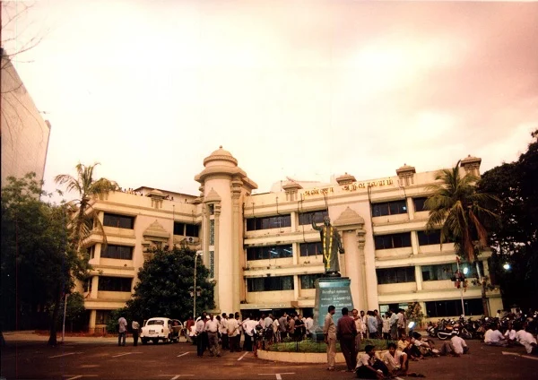 அதிக வருமான ஈட்டும் மாநிலக் கட்சிகள் - முதல் இரண்டு இடங்களைப் பிடித்த தமிழகக் கட்சிகள்!