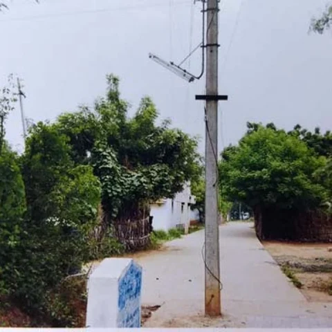 "நடுரோட்டில் உள்ள மின்கம்பங்களை ஓரமா நடுங்க!" கோரிக்கை வைக்கும் பொதுமக்கள்!