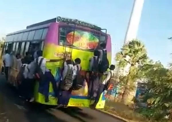 `நெல்லை மாணவர்களின் ஆபத்தான பேருந்துப் பயணம்!’ - வைரலாகும் வீடியோ