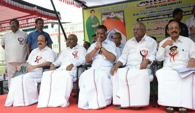 ஓ.பி.எஸ் அணியினர் உண்ணாவிரதம்: எழும்பூரில் பன்னீர்செல்வம்