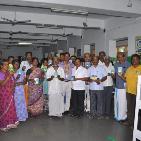 `வாசிப்பை அதிகப்படுத்த வேண்டும்' - நோயாளிகளுக்கு திருக்குறள் வழங்கிய ரோட்டரி சங்கம்!