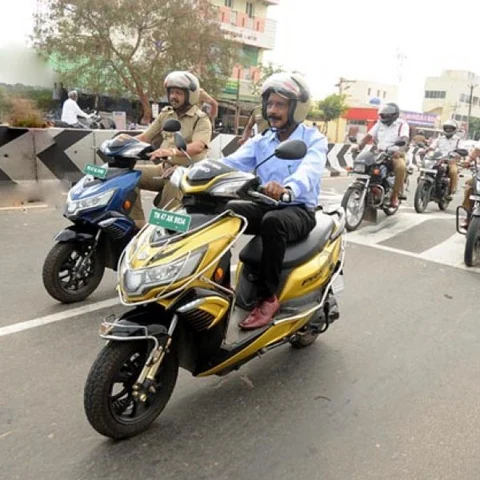 கரூரில் ஹெல்மெட்டோடு பயணித்த 400 பேர்! - சாலை பாதுகாப்பு விழிப்பு உணர்வுக்காகப் பயணம்