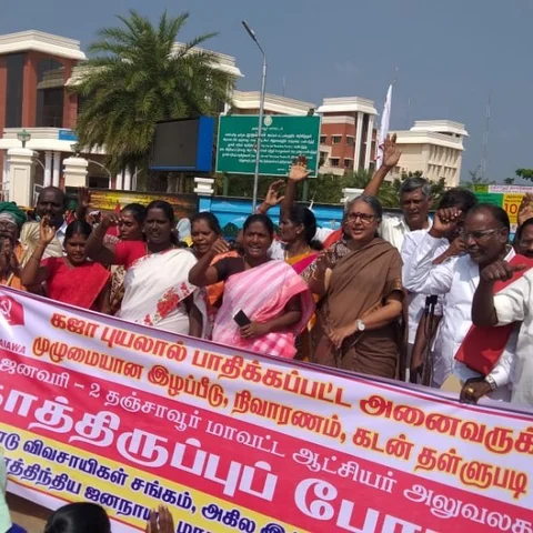 `நிவாரணப் பொருள்கள் பேக் செய்வதிலும் ஊழல்!’ - அ.தி.மு.க அரசை விளாசும் வாசுகி
