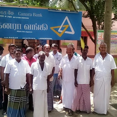 `போலி தங்க நகைகளை எங்க பெயரில் அடகு வைச்சு மோசடி! - சிவகங்கை வங்கியை முற்றுகையிட்ட மக்கள்