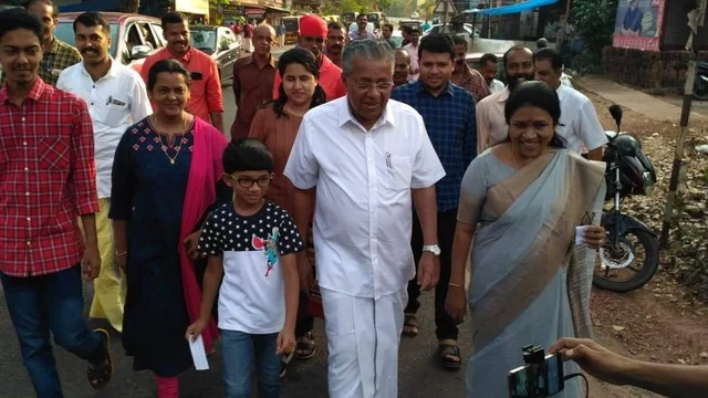 `அந்தப்பக்கம் தள்ளி நில்லுங்கள்'- செய்தியாளர் கேட்ட ஒரு கேள்வியால் டென்ஷனான பினராயி விஜயன்
