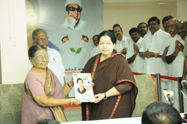 அதிமுக தேர்தல் அறிக்கை வெளியீடு: தமிழீழத்திற்கு வாக்கெடுப்பு; 10 கோடி பேருக்கு வேலை என வாக்குறுதி!