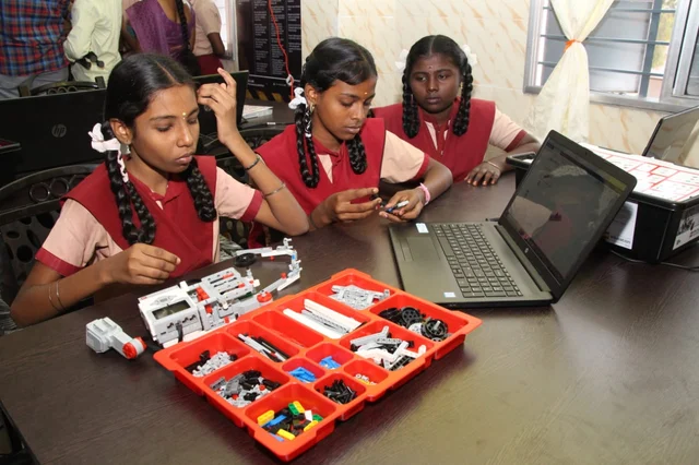 தமிழகத்தில் முதல்முறை - மதுரை மாநகராட்சிப் பள்ளியில் ரோபோடிக்ஸ் ஆய்வகம்!