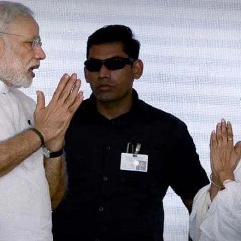 சமூக வலைதளங்களில் மோதிக்கொள்ளும் பா.ஜ.க - திரிணாமுல் காங்கிரஸ்!