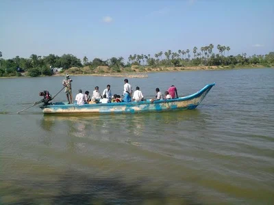 குடித்துவிட்டு படகில் வந்த தொழிலாளி ஆற்றி்ல் விழுந்து பலி