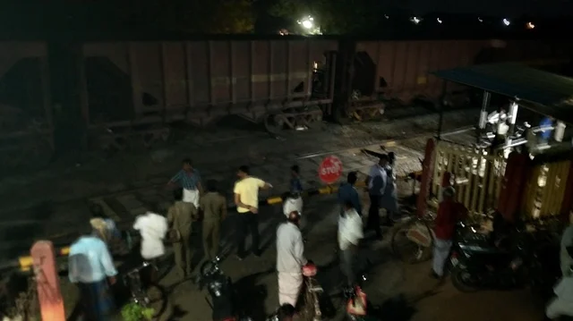 `12மணி நேரம் வேலைபார்த்துவிட்டேன்;இனிமேலும் முடியாது!' - சரக்கு ரயிலை நிறுத்திய டிரைவர்