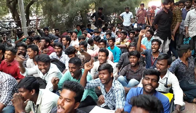 கல்லூரிக்குள் ஒருநாள் உள்ளிருப்புப் போராட்டம் - பொள்ளாச்சி சம்பவத்துக்கு நீதிகேட்டுக் கொந்தளிக்கும் மதுரை மாணவர்கள்