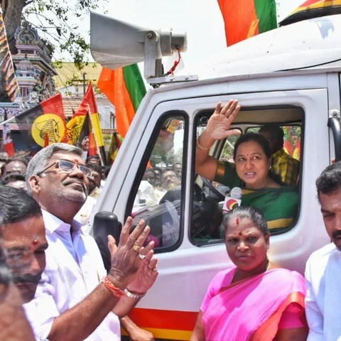 வேனில் அமர்ந்தபடியே பிரசாரம் செய்த பிரேமலதா - அதிர்ச்சியில் உறைந்த திருச்சி அ.தி.மு.க!