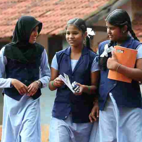 2 லட்சம் மாணவர்களை தனியார் பள்ளியிலிருந்து அரசுப் பள்ளிக்கு மாற வைத்த கேரள அரசு!