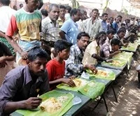 மீன் பிடித்தடை காலம் முடிவடைவதால்; தூத்துகுடியில் மீனவர்கள் ஒன்றுகூடி பொதுவிருந்து