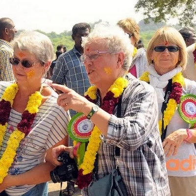 வெளிநாட்டினர், அதிகாரிகள், பொதுமக்கள் இணைந்து கொண்டாடிய உற்சாக பொங்கல்!