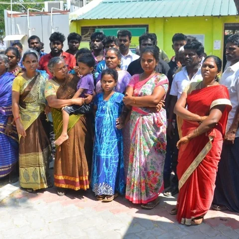 விஷவாயு தாக்கி தொழிலாளி உயிரிழப்பு: உடலை வாங்க மறுத்து உறவினர்கள் போராட்டம்