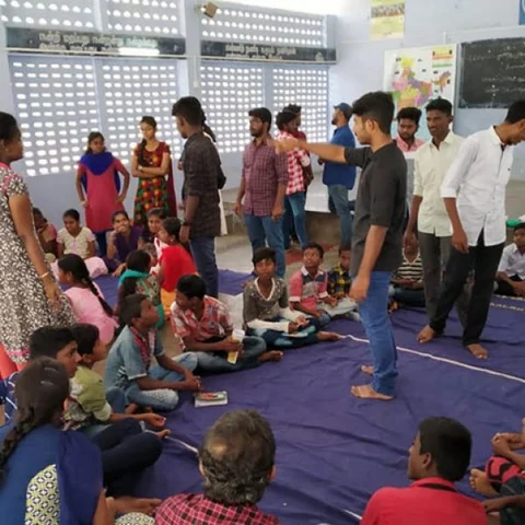 `எங்களோட நிறுத்திடாம, எங்க ஜூனியர்ஸையும் ஊக்கப்படுத்துறோம்!' மாணவர்களின் அசத்தல் முயற்சி