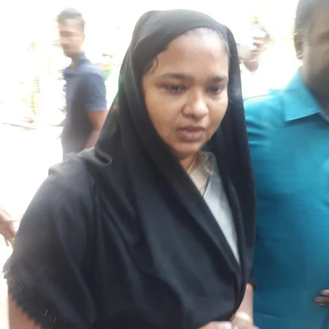 காரில் சென்றபோது..! - நடந்த விபரீதத்தைச் சொல்லும் சாதிக் பாட்சாவின் மனைவி