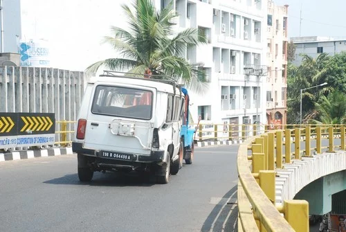 சென்னை: மேம்பாலத்தில் கார் மோதி வாலிபர் பலி! (படங்கள்)
