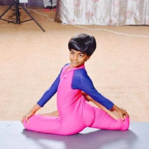 தண்ணீருக்கு அடியில் யோகாசனம்... அசத்தும் நெல்லைச் சிறுமி பிரிஷா!