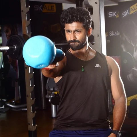``முன்னாடி சிக்கனை சமைக்காம சாப்பிடுவேன்... இப்போ ஃப்யூர் வெஜ்!" - `ஹீரோ' மகேந்திரன் #FitnessTips
