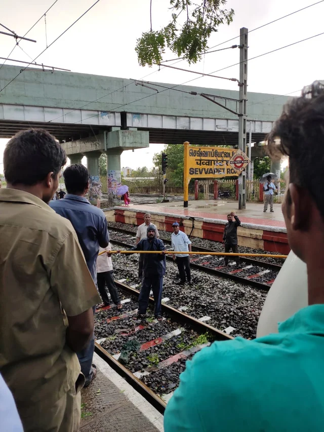 `சூறைக்காற்றுடன் மழை; திடீரென கேட்ட வெடிச் சத்தம்!' - திருவள்ளூர் மின்சார ரயில் பயணிகள் அதிர்ச்சி