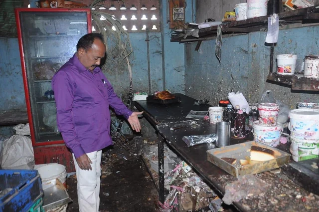நாகையில் நகராட்சி உணவு பாதுகாப்பு அலுவலர் அதிரடி ஆய்வு - பிரபல பேக்கரிக்கு எச்சரிக்கை
