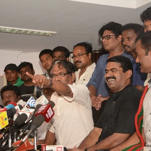 ``காவிரி பிரச்னை என்றால் என்னவென்றே ரஜினிக்கு தெரியாது..!" - சீமான்